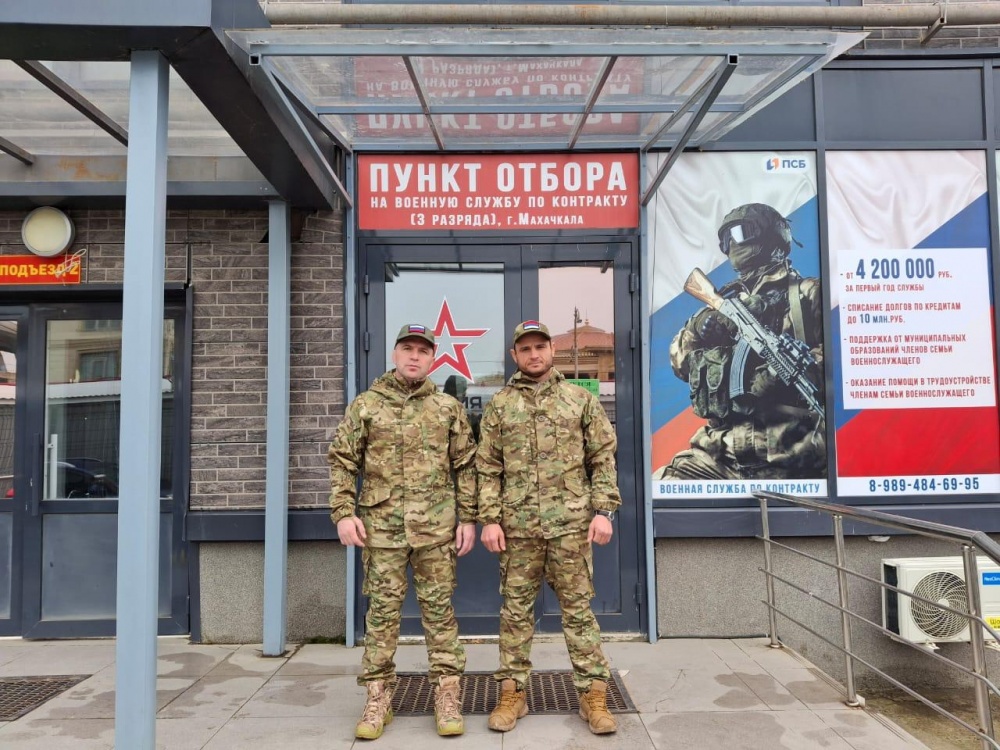 И.о. главы села Могилевское Абдулаев Карим, и житель села Петраковское, Джанмирзаев Батир, отправились  на СВО, заключив контракт с Вооруженными Силами РФ.